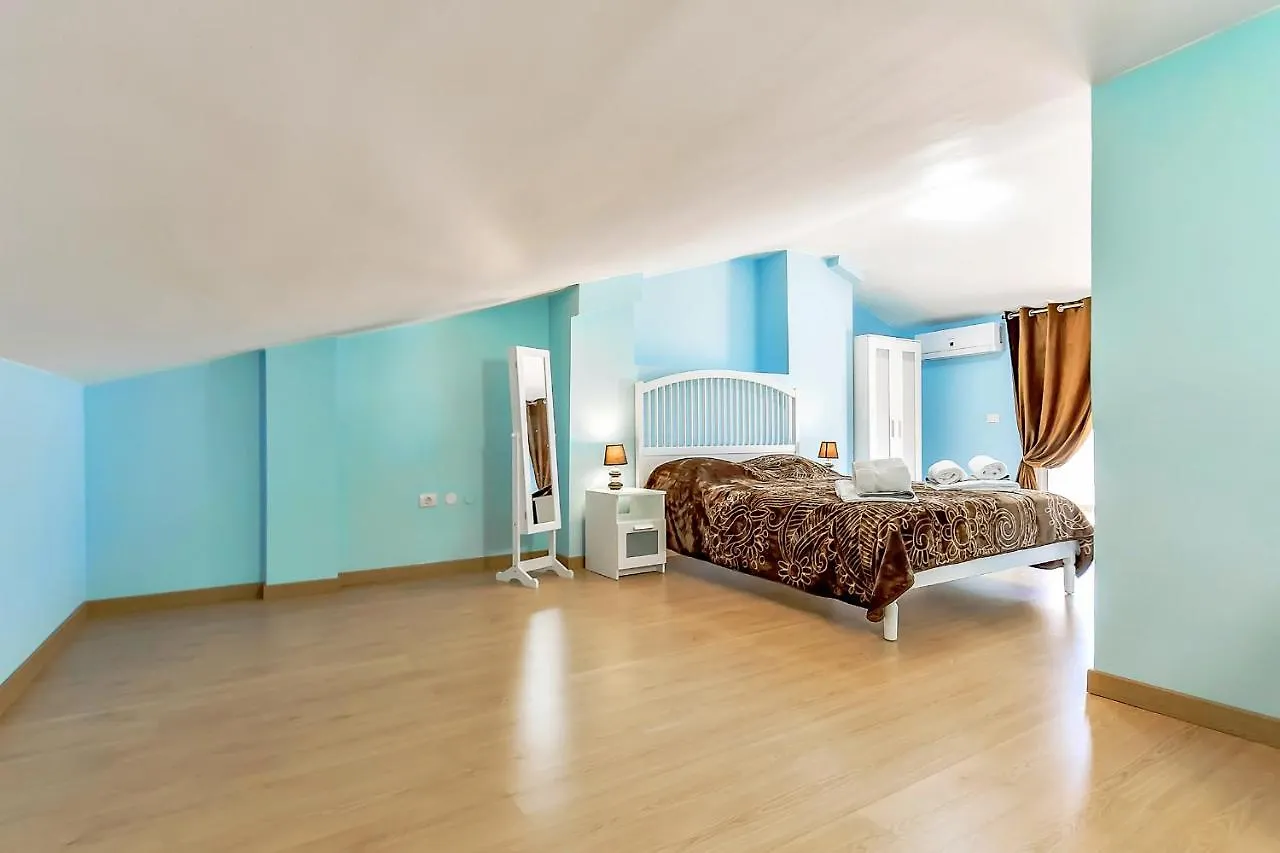 Yellow 3 Bedroom Large Apartment For 10 Guests Costa Adeje  Costa Adeje (Tenerife)